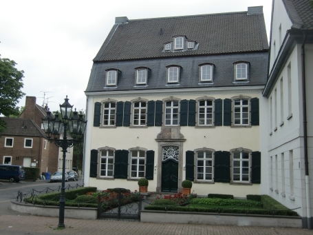 Krefeld-Uerdingen : Niederstraße / Am Zollhof, Haus Neuhofs, ehem. vierflügelige Hofanlage